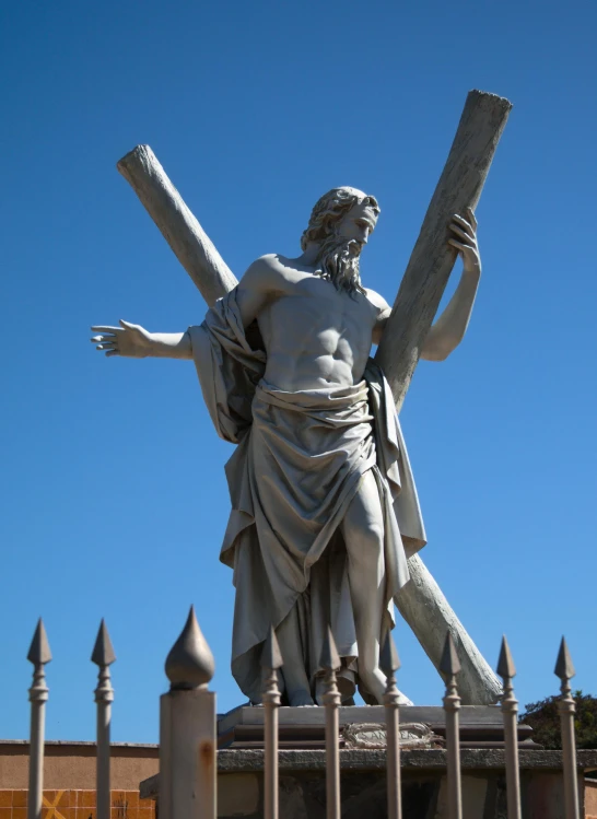 the statue is holding two crosses on it's shoulders