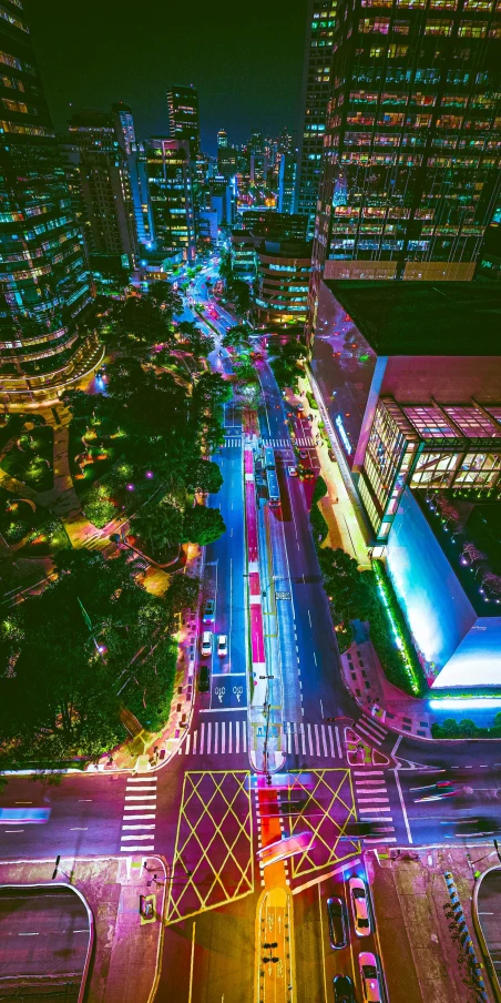 a very nice view of some buildings with cars parked in front of them