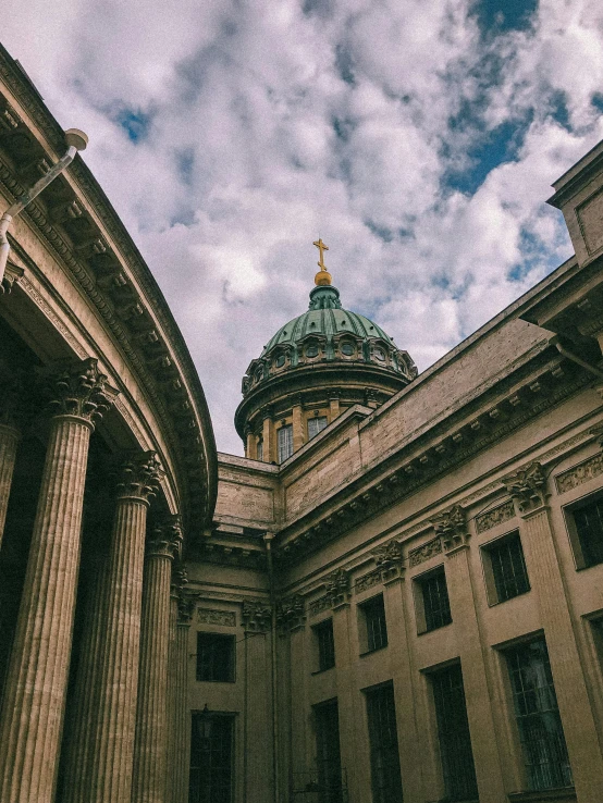 a dome building that has columns on it