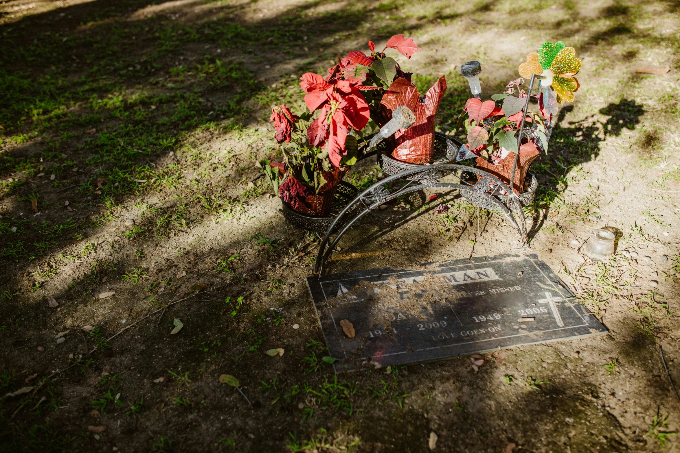 a memorial in the middle of the grass with colorful flowers