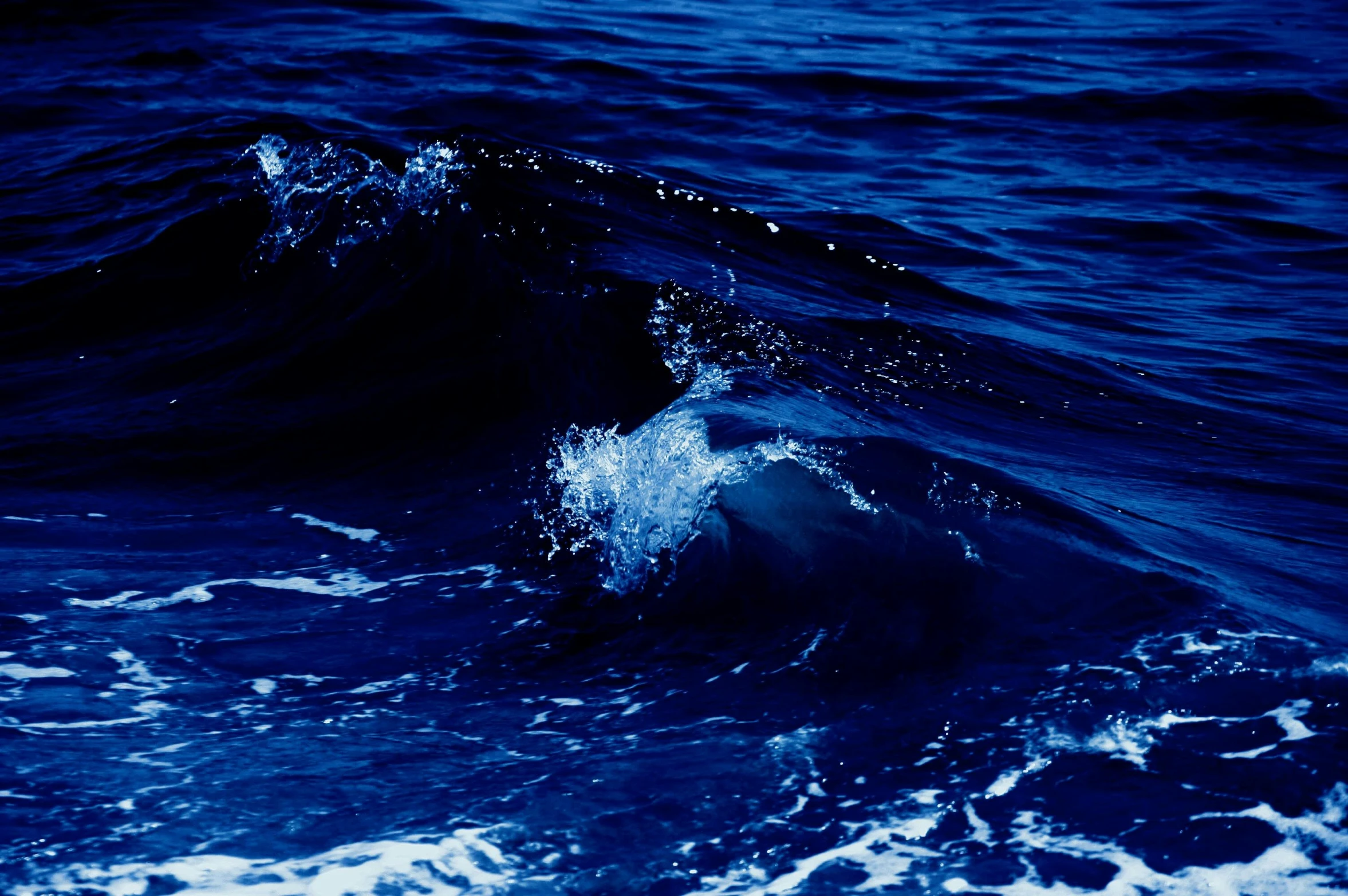 this is a dark blue wave in the ocean