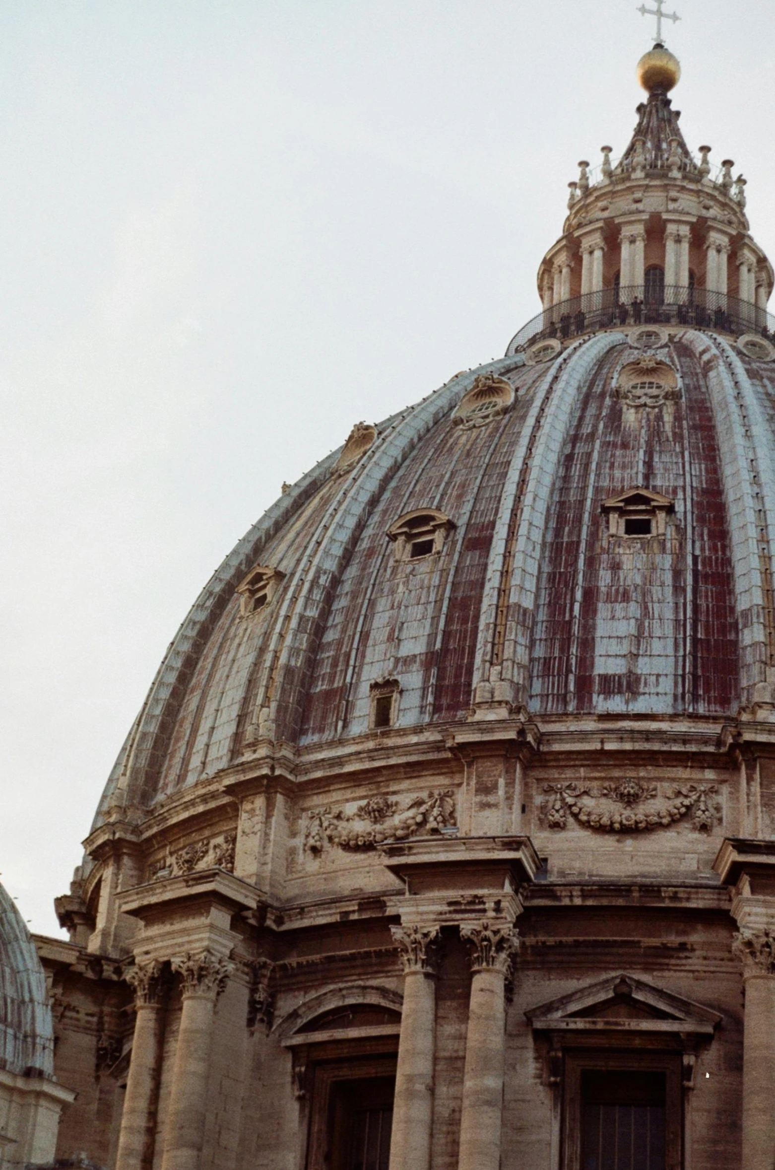 a very large dome building with columns on each side