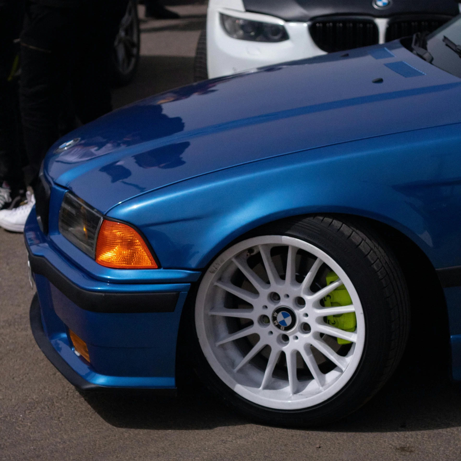 the rear of the blue car is showing some green accents