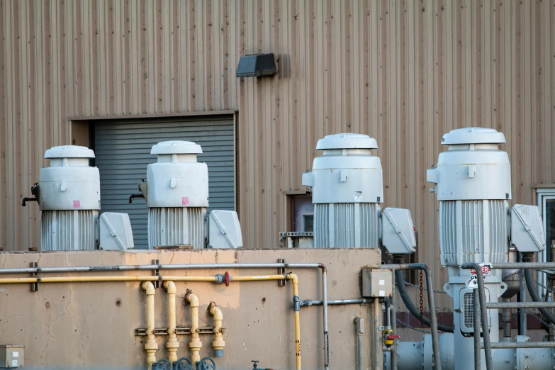 pipes are lined up on the side of a building