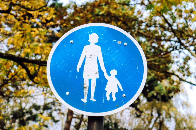 a sign with the words walk with mom in english and spanish