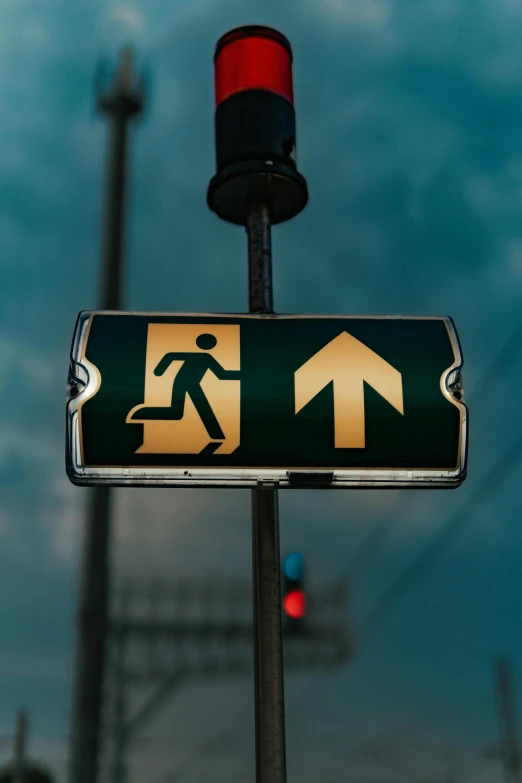 a green arrow sign is shown under the traffic lights