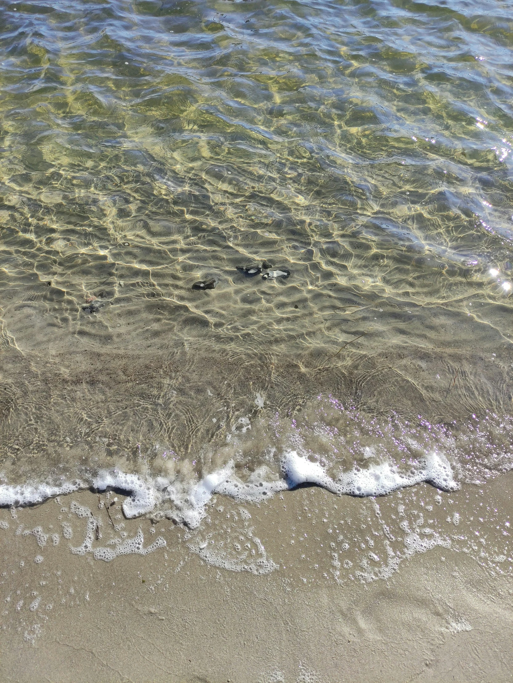 ocean waves are coming towards the shore at the beach