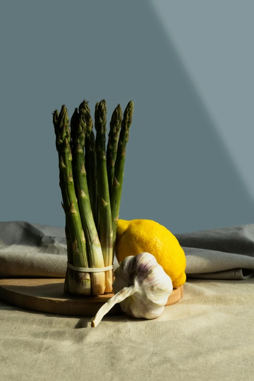 asparagus, lemon, garlic and garlic on the kitchen table