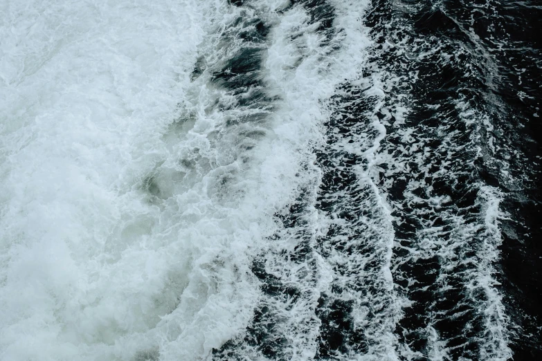 an image of some very beautiful waves going in opposite directions