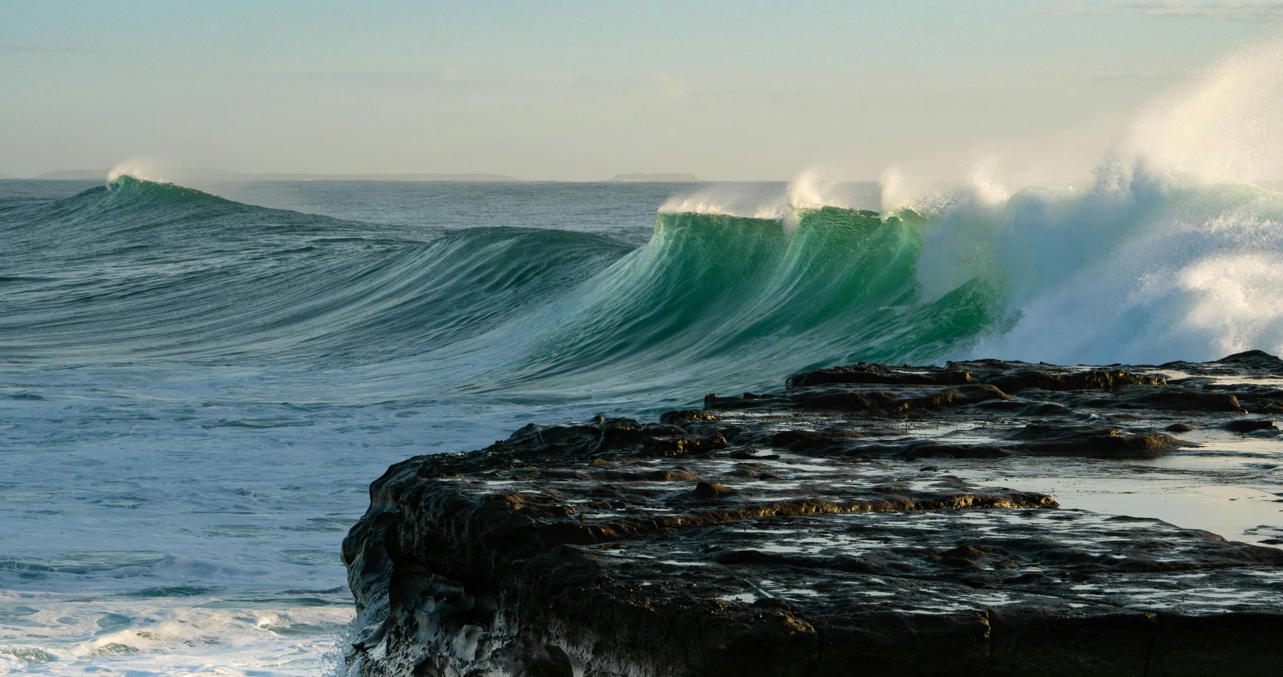 there are many waves crashing on the coast