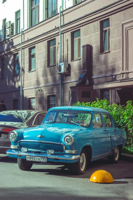 cars are parked along a sidewalk near an older building