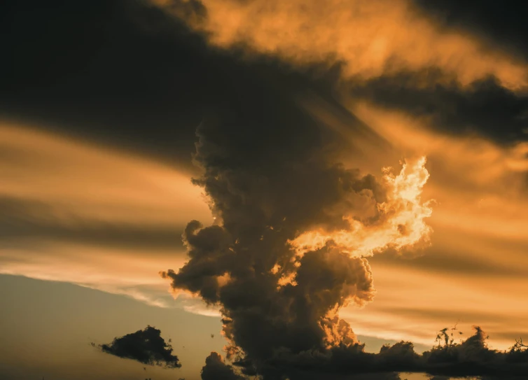 a very big cloud that is in the sky