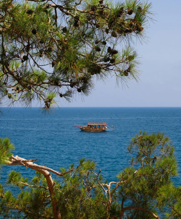 the small boat is traveling across the open water