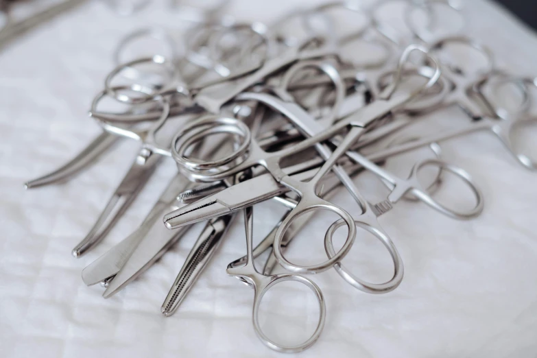 many pairs of scissors are laying on top of the table