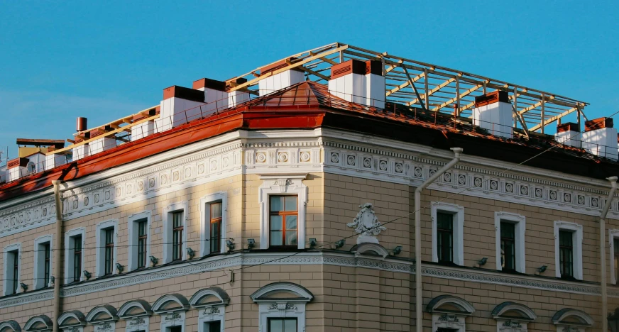 a building has some kind of roof on top of it