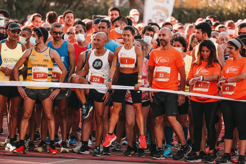 a large group of people at a race line