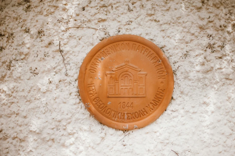 a small emblem is engraved on the side of a building