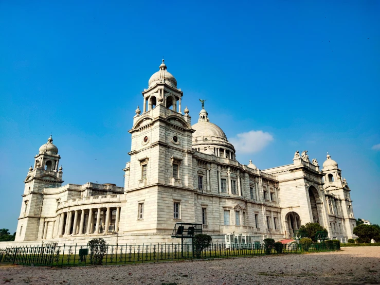 a building has many domes on the top