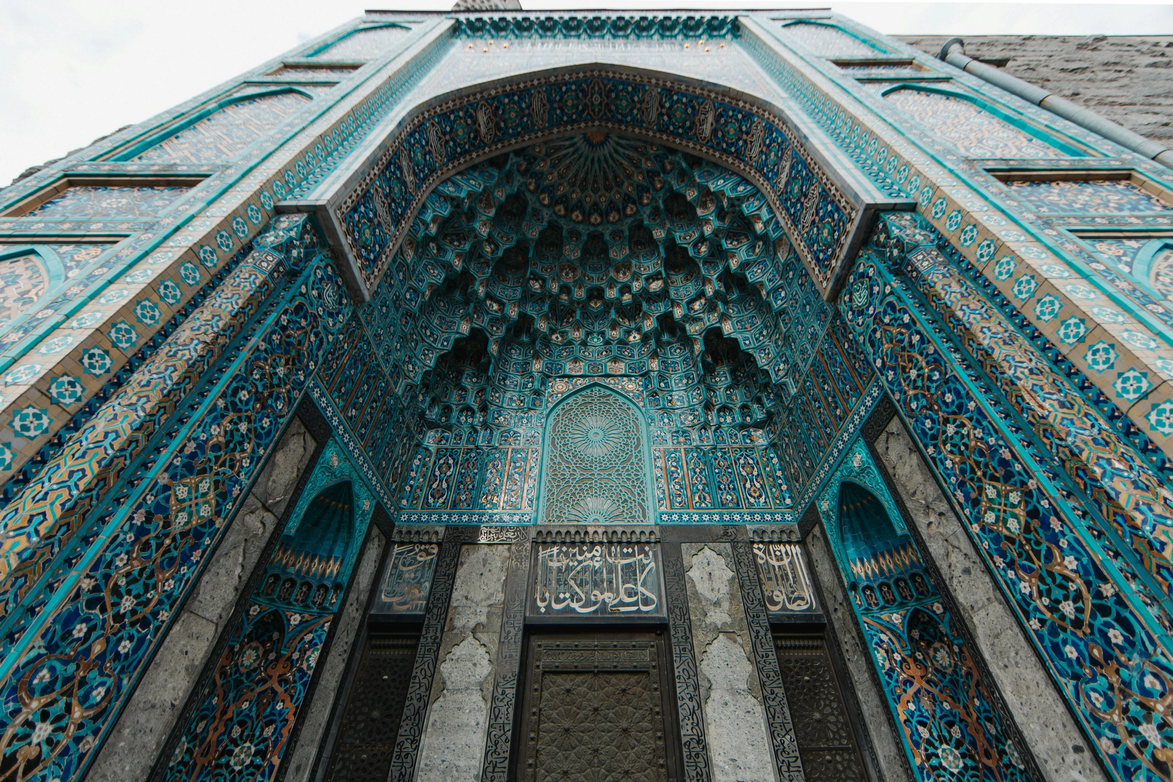 the blue and orange patterned walls and ceiling