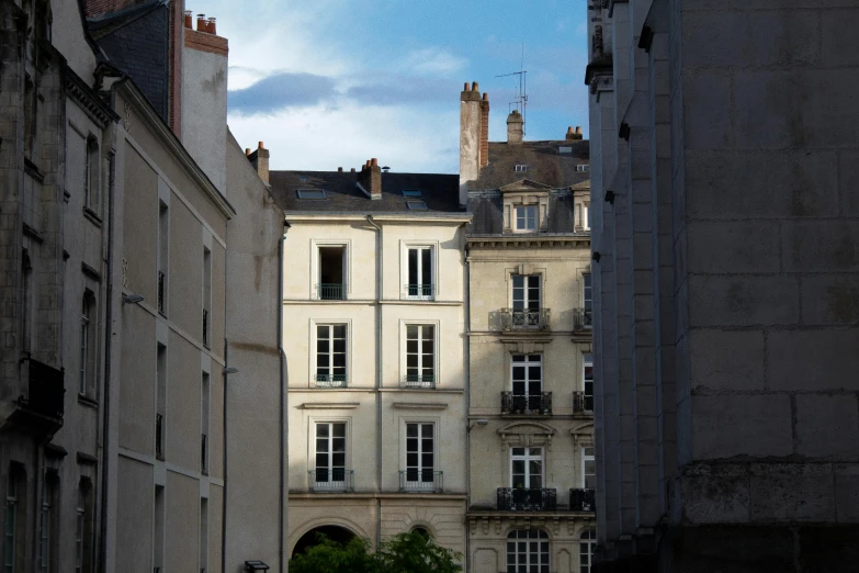 a very tall building sitting between two other buildings