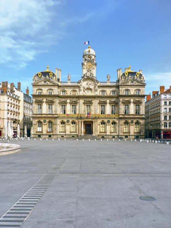 a large building sitting in the middle of a courtyard