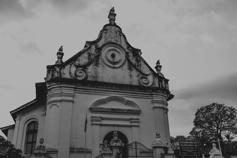 the front view of an old building with lots of windows