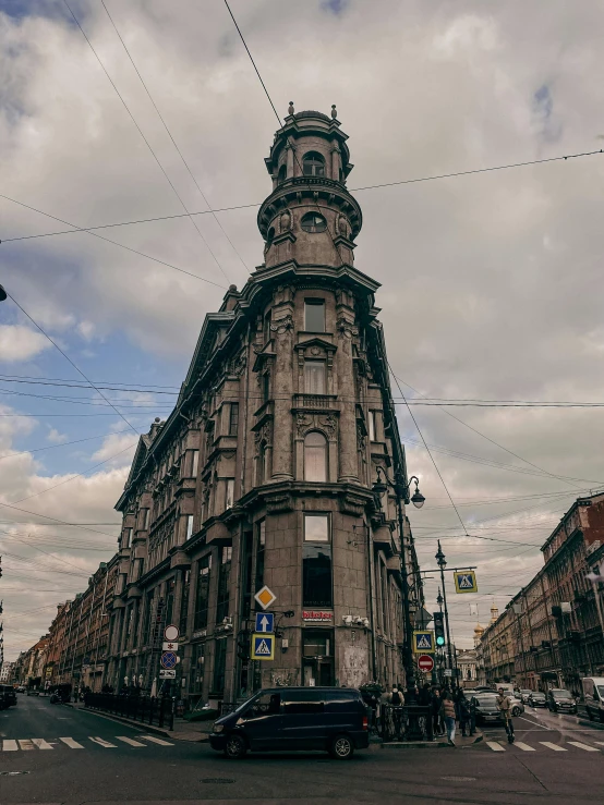 a large tall building near a traffic light