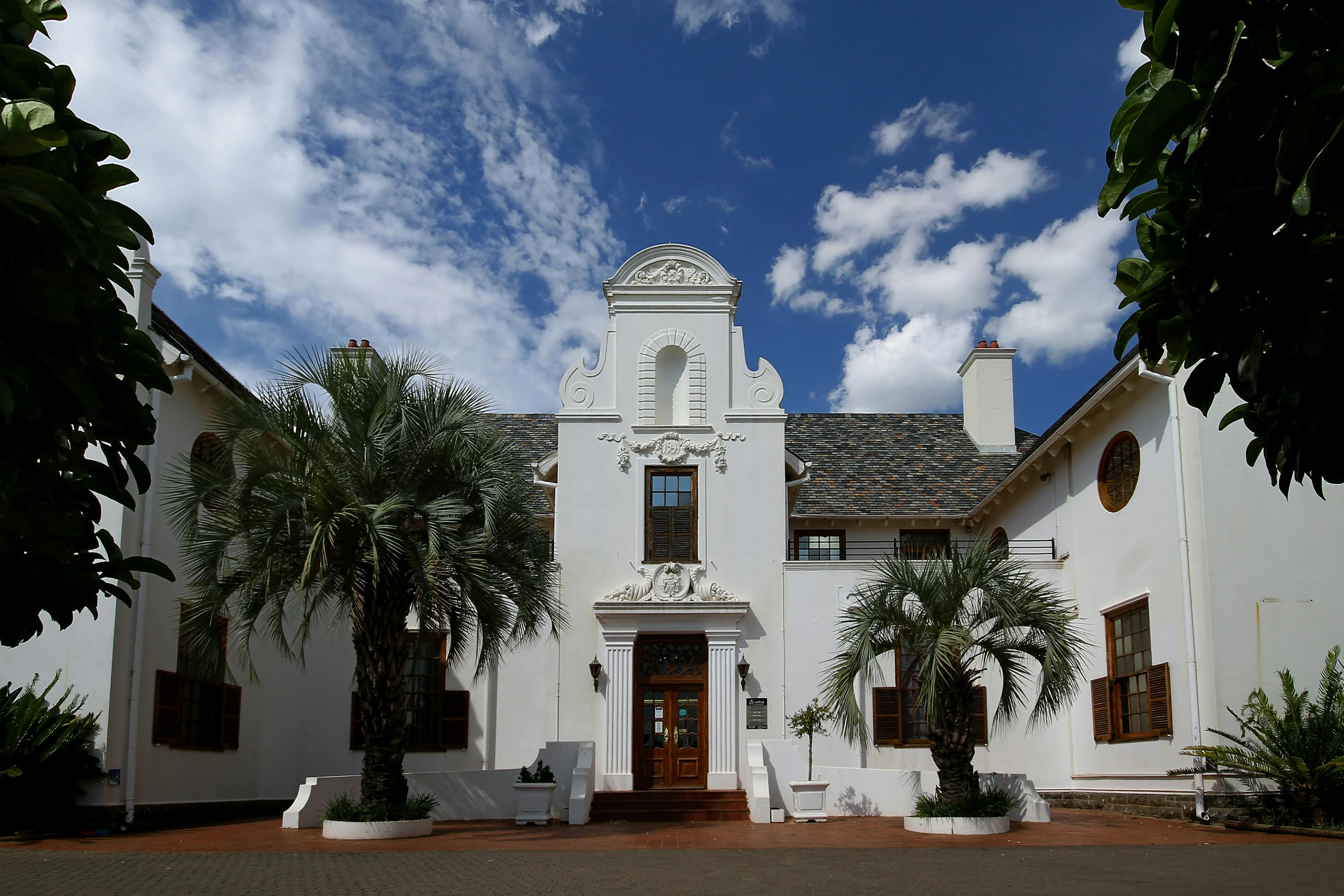 this white house is the only one in the world with many windows