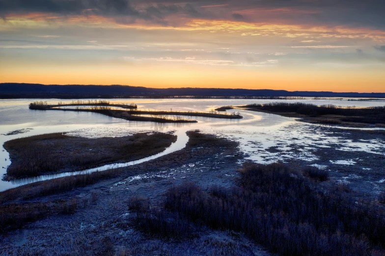 this is the view of some kind of lake