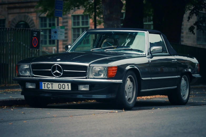 a mercedes benz benz benz 600 is parked on the street