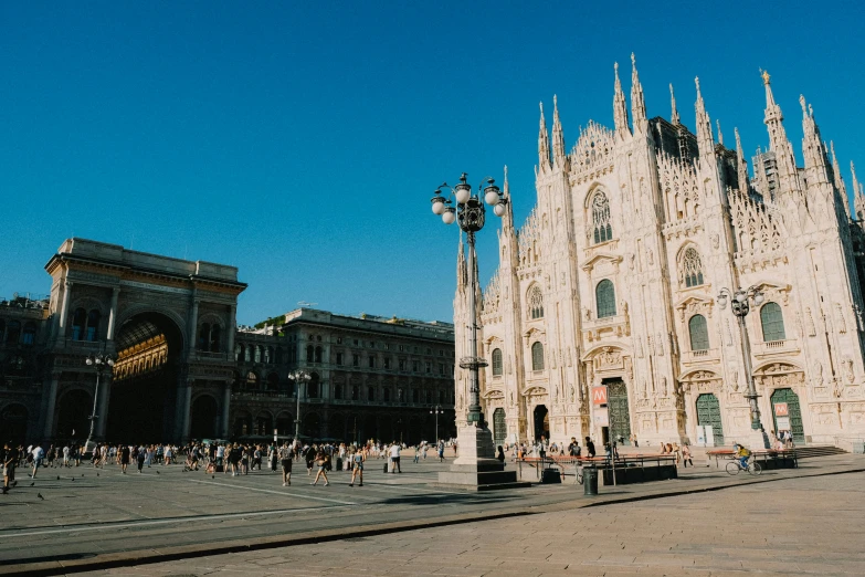 a cathedral is surrounded by old buildings and is the only focus point on the pographer