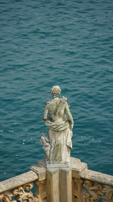 an image of the statue of a woman on the top of the stone