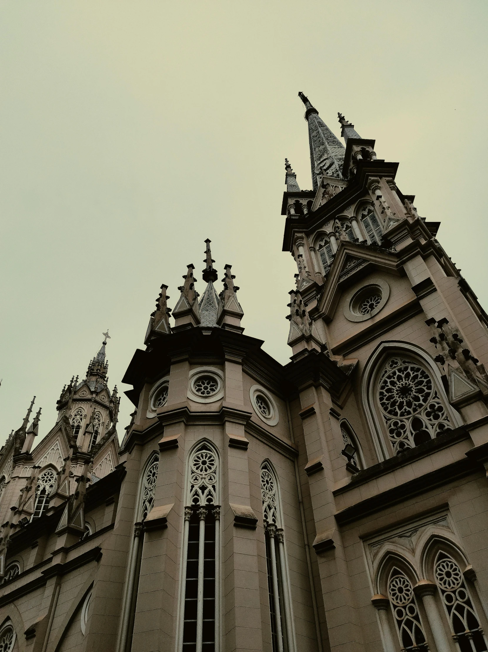 a cathedral with an intricate design on the roof