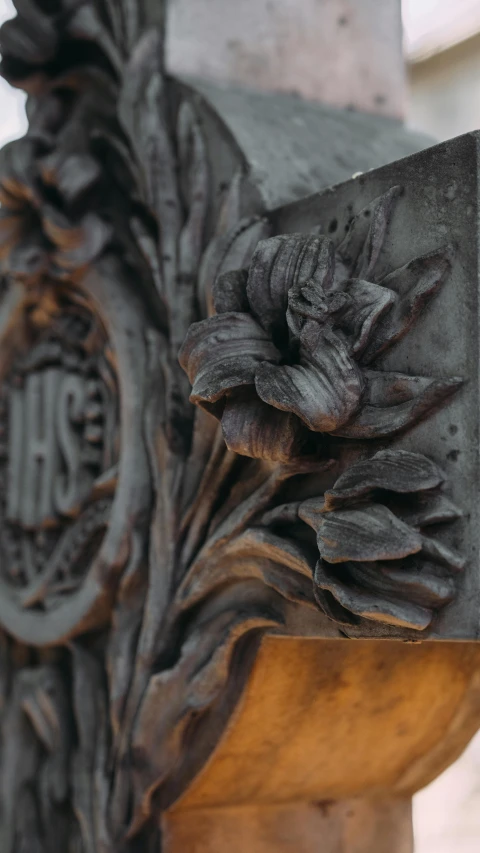 this is a close up view of some flowery carvings