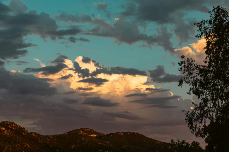 a beautiful picture shows the sky and mountains