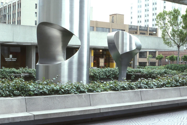 there is a statue of two people on display in a courtyard