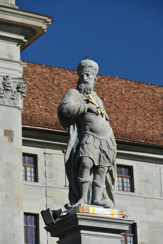 a statue that is standing in front of a building