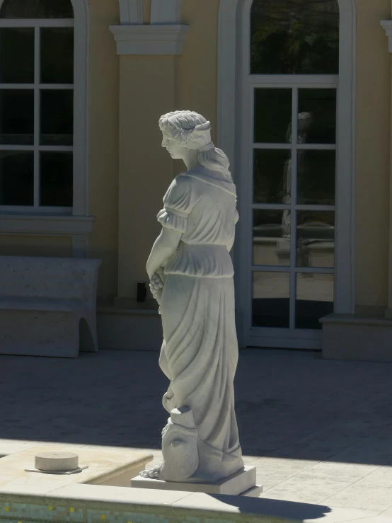 a statue in front of a building that says it is in french
