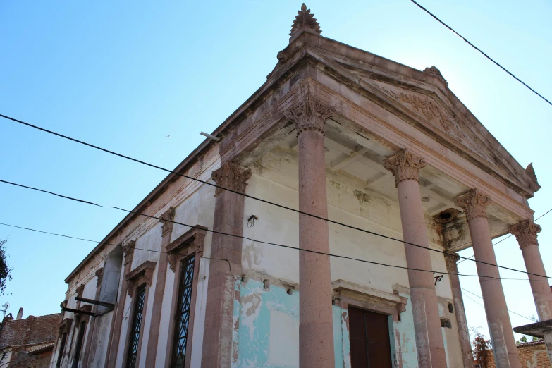 an old building with columns on the outside