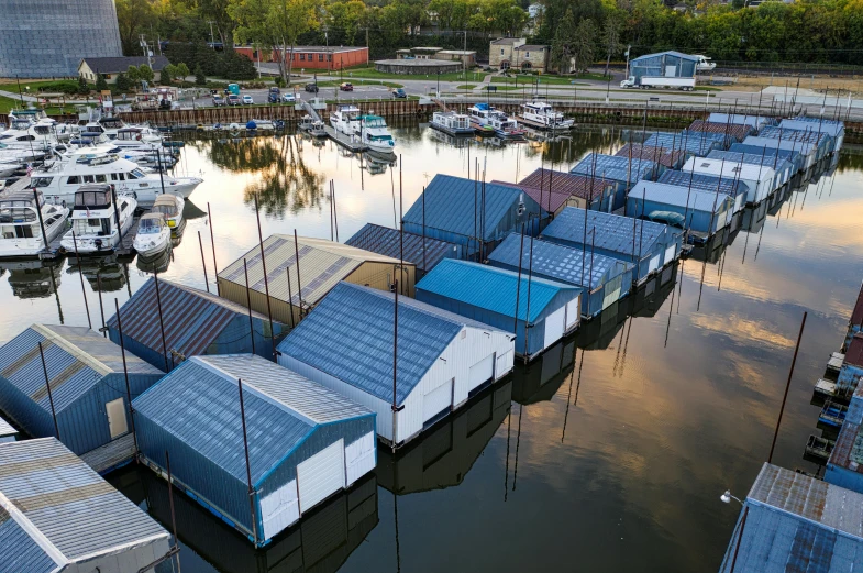 many small boats are docked next to each other