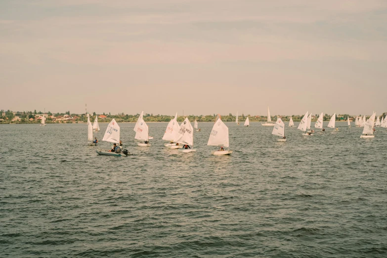 there are many sail boats on the lake in the water