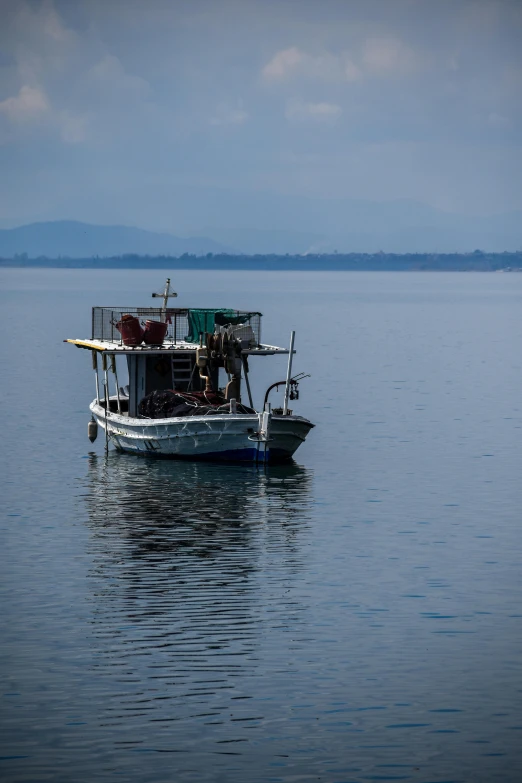 there is a small boat that is in the water