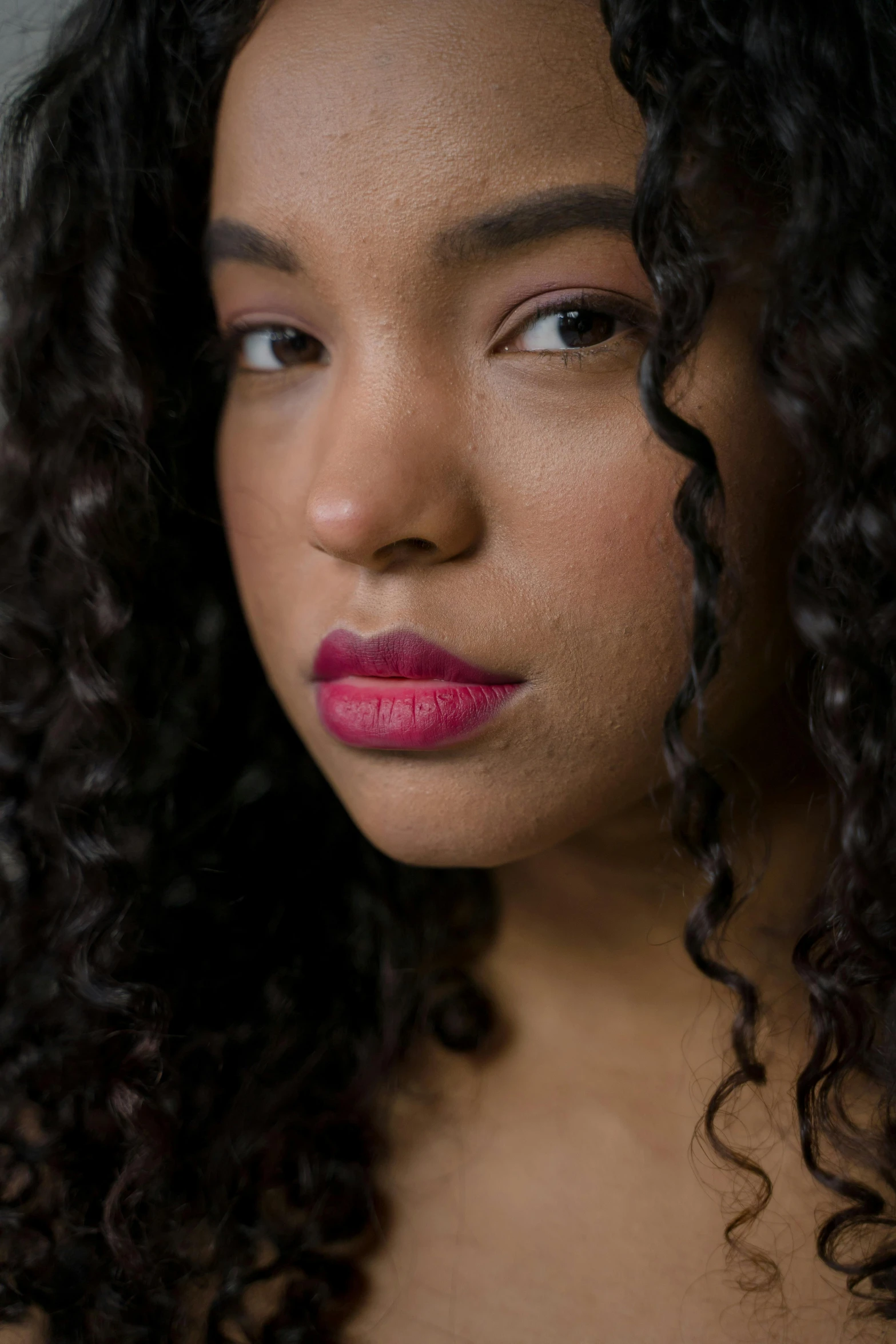 a women with a red lips is posing for a po