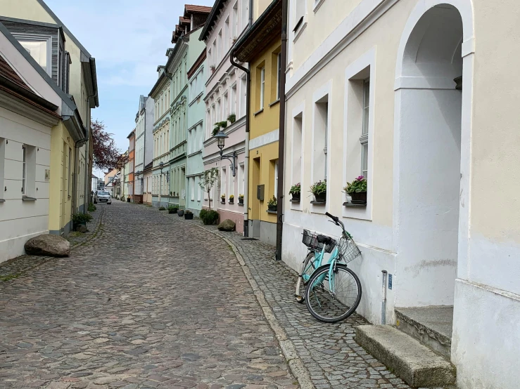 a bicycle is leaning against the side of some buildings