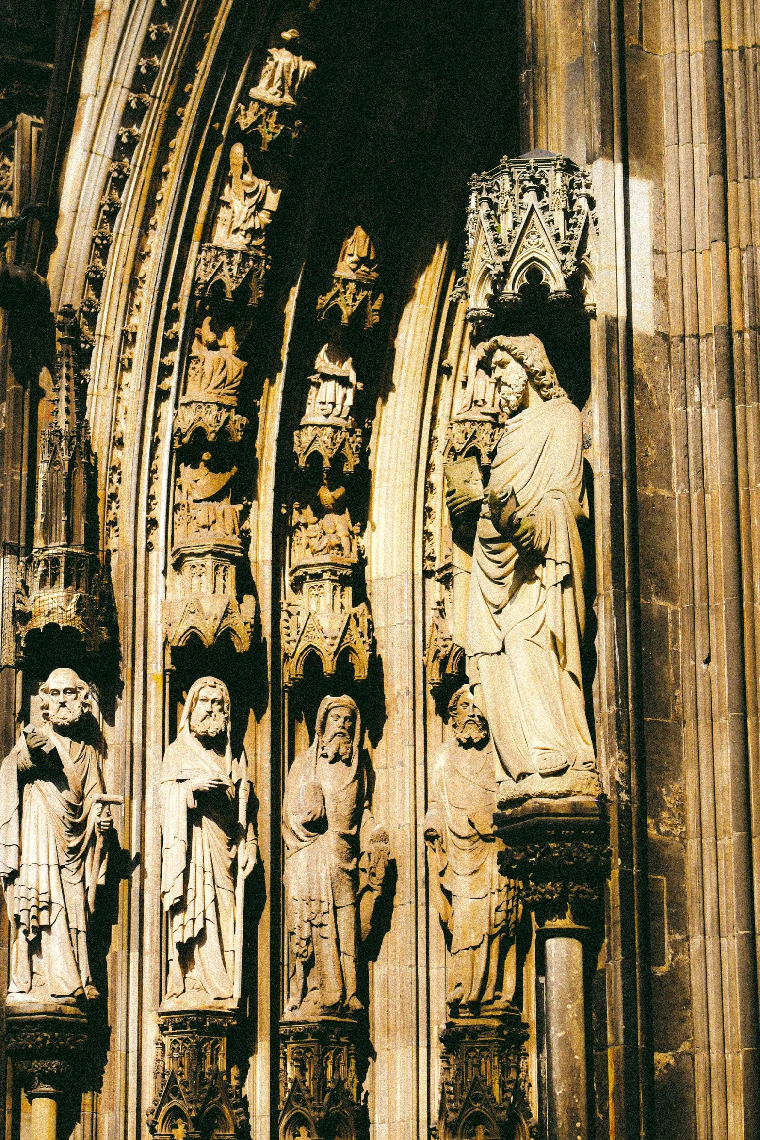 this is an image of sculpture of figures on the wall of a cathedral