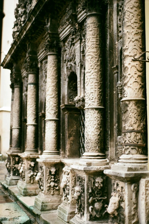 the exterior of an old building has many columns