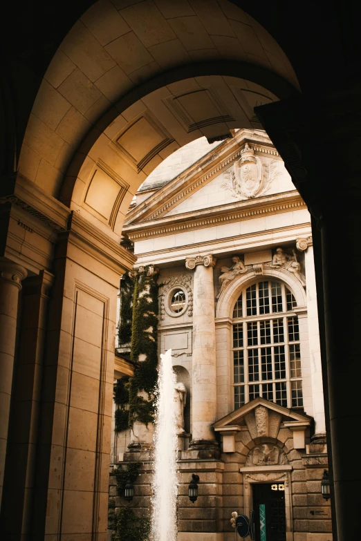 the entrance to a courtyard is shown through an arch