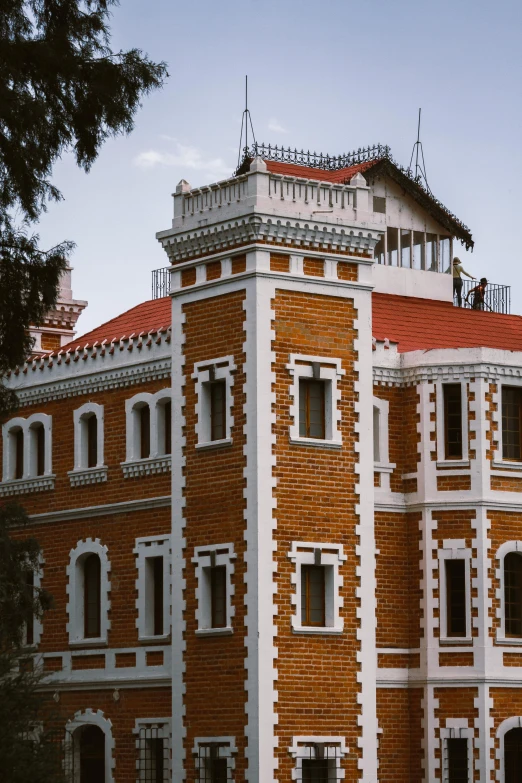 a large brick building with windows and lots of red bricks on top of it