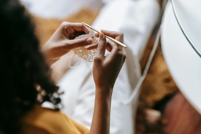 the woman is knitting on her knitted yarn