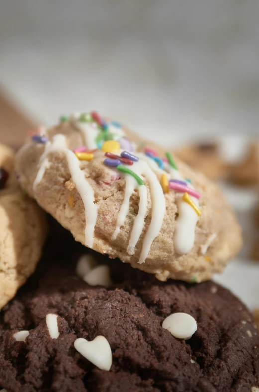 a plate that has some cookies on top of it